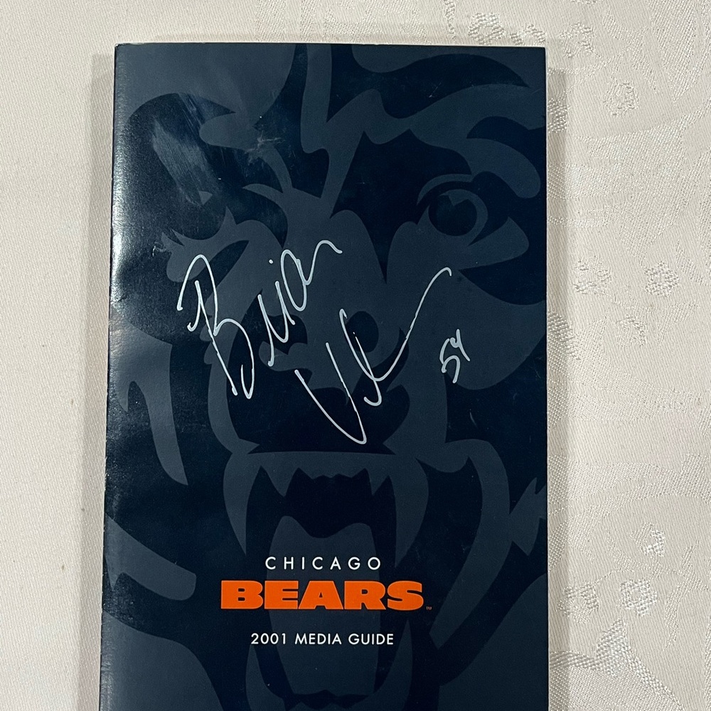 Brian Urlacher Signed Chicago Bears Media Guide - Picture 6 of 6